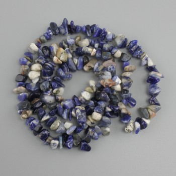 Koraliki sodalit w formie bryłek, średnica 4–10×2–6 mm ±, długość około 78 cm ±