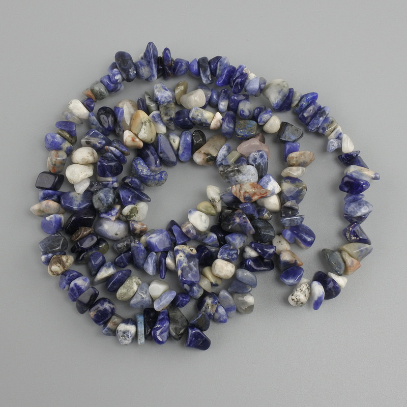 Koraliki sodalit w formie bryłek, średnica 4–10×2–6 mm ±, długość około 78 cm ±