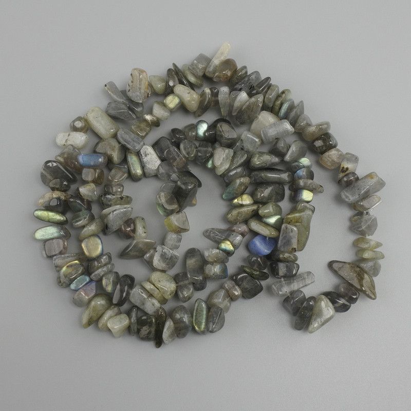 Koraliki z labradorytu – drobinki, średnica 7–18×3–8 mm, długość 78 cm ±