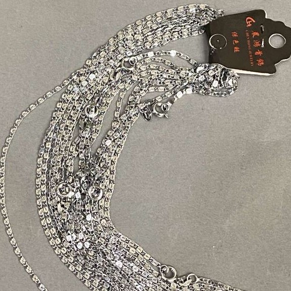 Łańcuszek srebrzysty metal, długość 42 cm ± 9 szt.