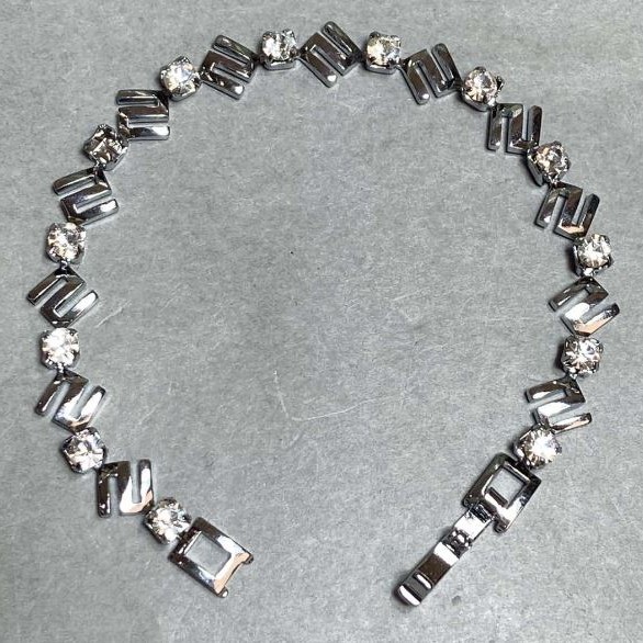 Bransoletka z cyrkoniami ze srebrzystego metalu, długość 17 cm ± (9 szt.)