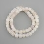 Koraliki agat mroźny w kształcie kostek, średnica 6–7 mm, długość około 35 cm, na żyłce jubilerskiej