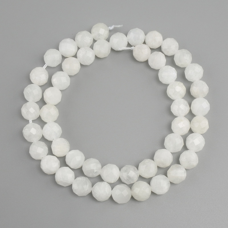 Koraliki adularu — fasetkowane kulki, średnica około 8 mm, długość około 39 cm