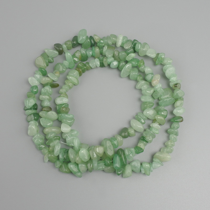 Koraliki nefrytu – drobinki, średnica 6–11×3–6 mm, 5 mm ±, długość 78 mm ± na żyłce