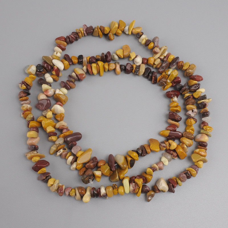 Koraliki z jaspisu Mookaite, drobinki, średnica 5–12×1,5 mm, długość 78 mm ± na nitce