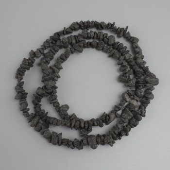 Koraliki lawy – kawałki, średnica około 6–11×3–7 mm, długość około 80 mm, na żyłce