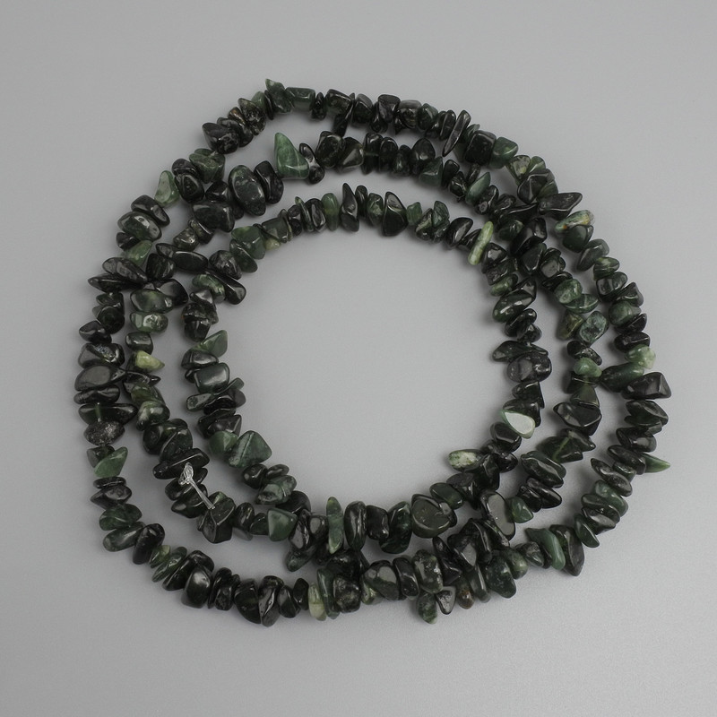 Koraliki jadeitu – kawałki, o średnicy 6–12×2–5 mm, długość około 80 cm na żyłce