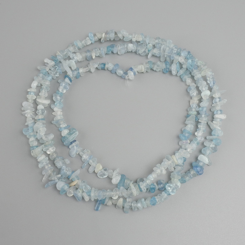 Koraliki z akwamarynu – chipsy, średnica około 4–11×1,5–3 mm, długość około 80 cm, na żyłce