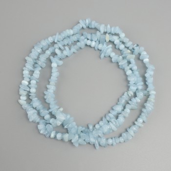 Koraliki akwamarynowe – drobne kawałki, średnica 4–9×2–4 mm, długość 76 cm, na żyłce