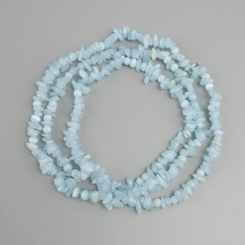 Koraliki akwamarynowe – drobne kawałki, średnica 4–9×2–4 mm, długość 76 cm, na żyłce