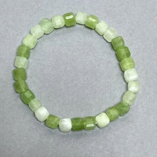 Bransoleta z chryzolitu (olwin) fasetowanych kostek 6×6 mm, długość 18 cm, na gumce elastycznej