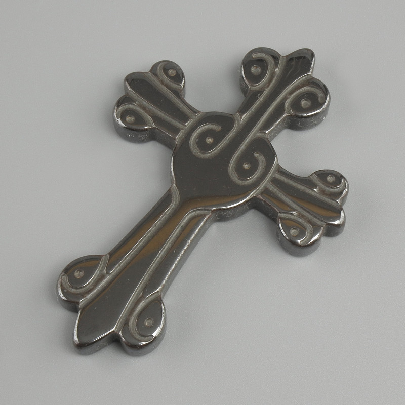 Wisiorek z hematytu w kształcie krzyża, średnica 64×44 mm ± otwór 0,9 mm+