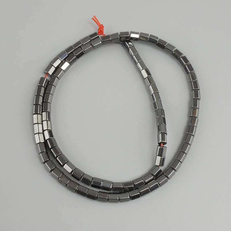 Koraliki hematitu fasetowane w cylindrach hexagonalnych, średnica 4x4 mm, długość 40 m ±