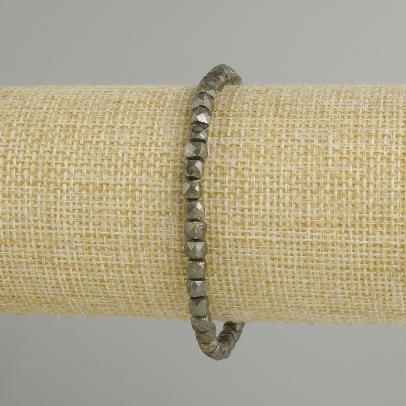 Bransoletka z pirytu — fasetowany kubik, 4×4 mm, długość ok. 18 cm, na elastycznej gumce