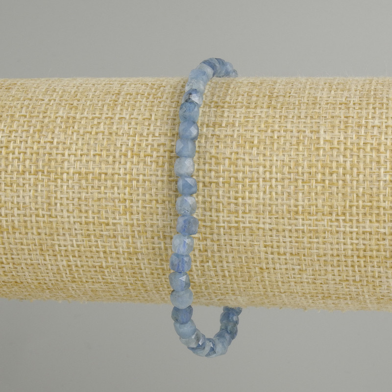 Bransoletka z kianitu fasetowanego w kostkach, średnica 4×4 mm, długość 18 cm, elastyczna
