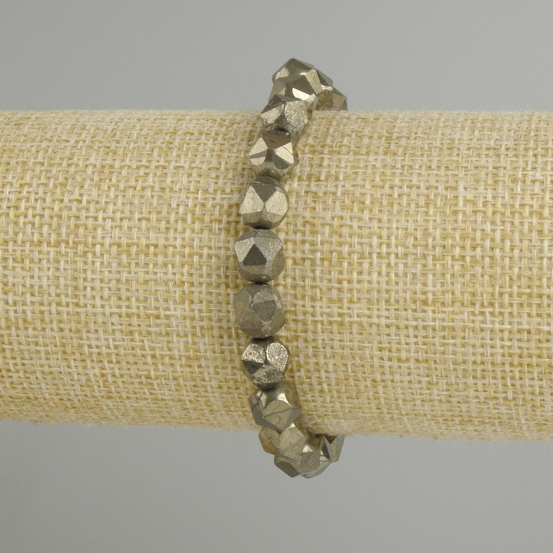 Bransoletka z pirytu w formie wielokątnych brył, średnica ok. 8×7 mm, długość ok. 18 cm, na elastycznej gumce