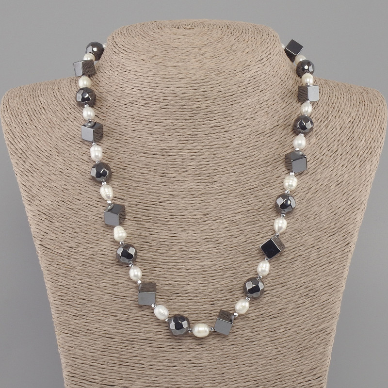 Naszyjnik z pereł słodkowodnych 7–8×6 mm, hematyt fasetowana kulka 10 mm ±, sześcian 8 mm ±, długość 50 cm