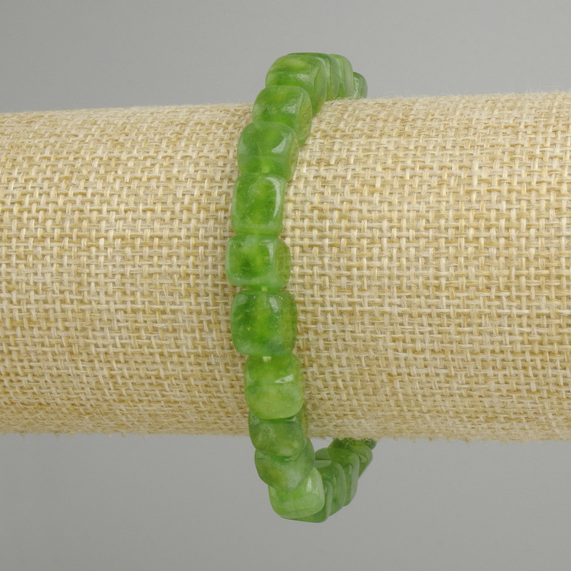 Bransoletka z kostek chryzolitowych, o wymiarach 8–10×8 mm, długość 18 cm, elastyczna