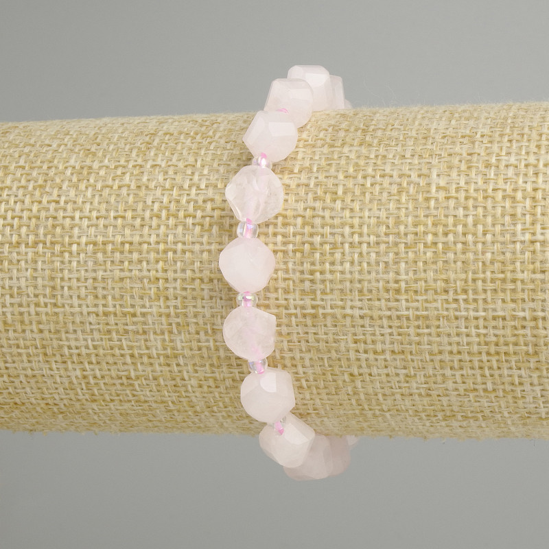 Bransoletka z różowego kwarcu, fasetowany romb, średnica 8×7 mm ±, koraliki 3 mm ±, długość 18 cm ±, elastyczna