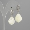 Kolczyki z masy perłowej – muszla 20×18 mm, długość ok. 40 mm, srebrzysty metal