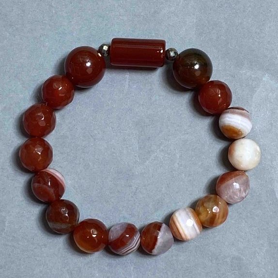 Bransoletka jaspis fasetowany kuleczka 10 mm +- cylindry 16x8 mm +-, długość 18 cm +-, elastyczna