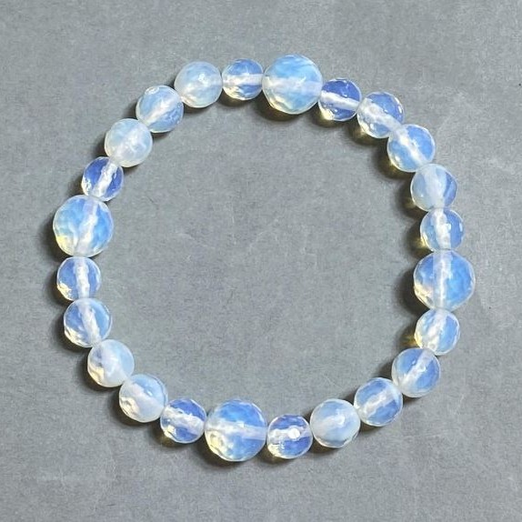 Bransoleta Opalit granowane kule 8–10 mm, elastyczna, długość 18 cm