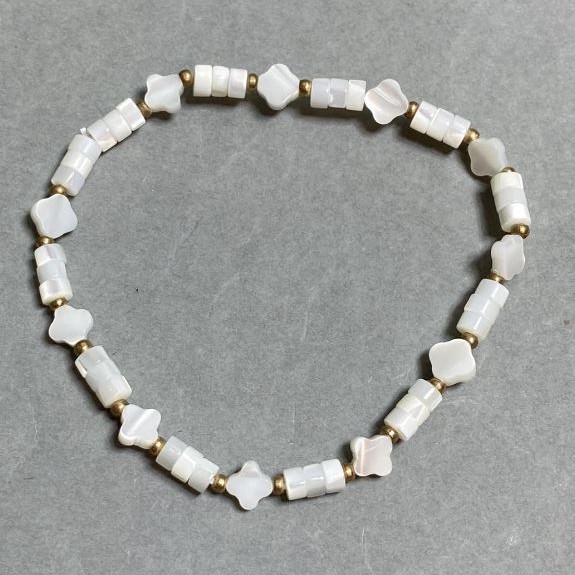Bransoletka Perłowy Jaspis w formie rdzeni 4×2mm+- koniczyna 6mm+-, długość 18cm +- stretch