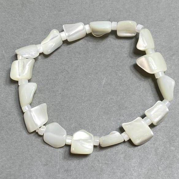 Bransoletka Perłowy agat w formie walca 10x9mm+- rdzeń 4x2mm+-, długość 18cm +- elastyczna