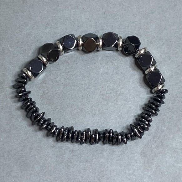 Bransoletka Hematyt sieczka 8x2mm+- wielościan 8mm+-, długość 18cm +- stretch