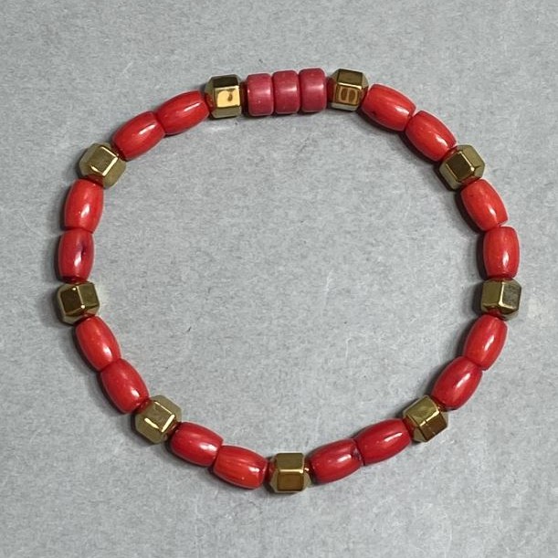 Bransoletka Koral beczułka 7x5mm+- Hematyt wielościan 6mm+-, długość 18cm +- stretch