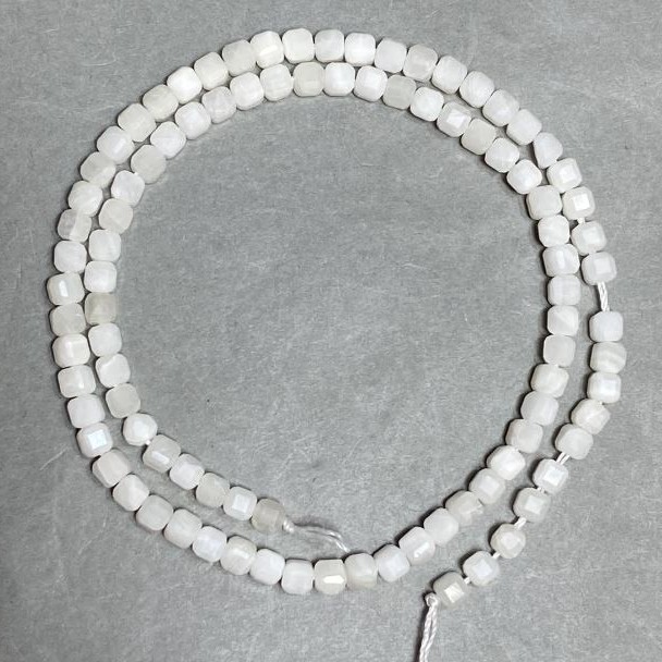 Koraliki Adular kostka szlifowana, średnica 4x4mm+- na nici, długość 38cm+