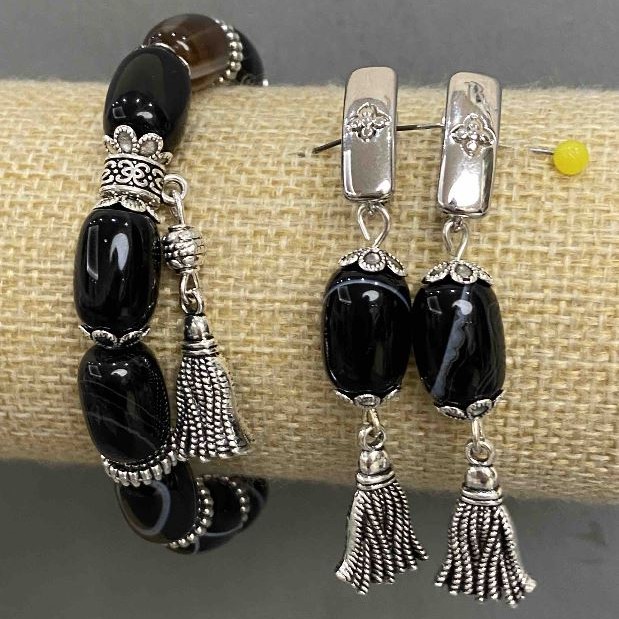 Zestaw Bransoletka i kolczyki Agat otoczaki 14x10mm+-, długość 60mm+- z metalowymi wstawkami, długość 18cm+- stretch