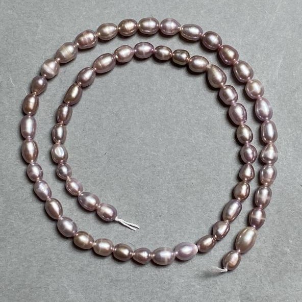 Perełki rzeczne, średnica 5, 5–7x5 mm ±, długość 35 cm ± na sznurku