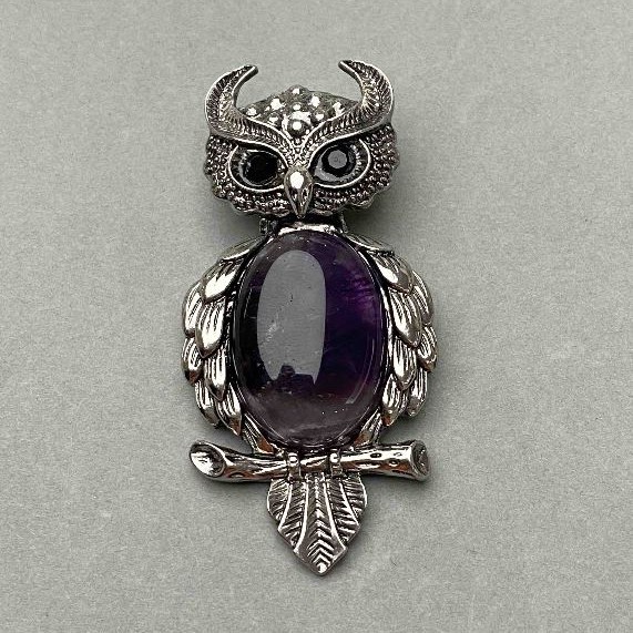Broszka-Kulon Sowa Ametyst 60x28 mm +- czarne sroki srebrzysty metal