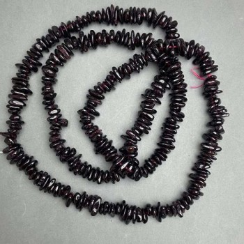 Koraliki granat kruszec, średnica 7-11, 5x2-3 mm +- , długość 80 cm +- na sznurku