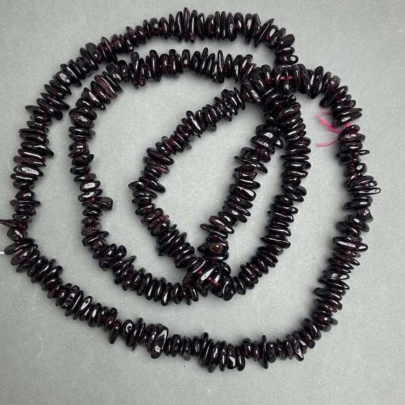 Koraliki granat kruszec, średnica 7-11, 5x2-3 mm +- , długość 80 cm +- na sznurku