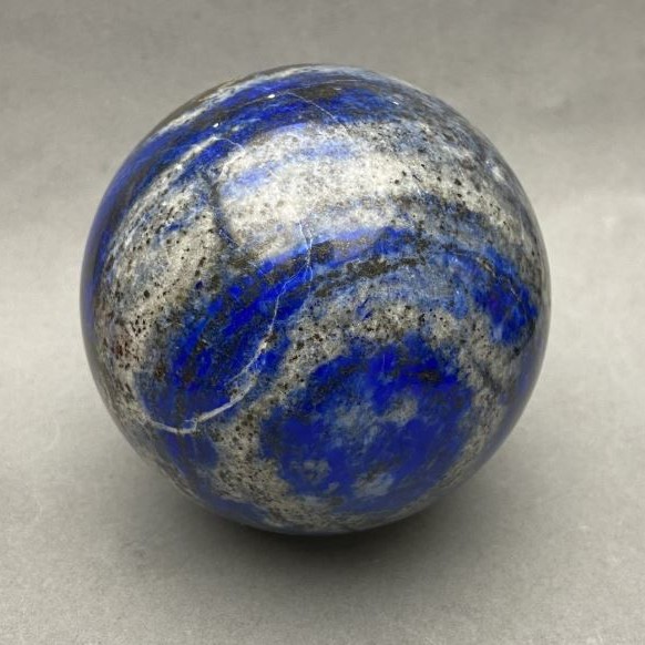 Kula suvenirova z naturalnego kamienia Lapis lazuli, średnica 73 (±) mm. waga 642 g