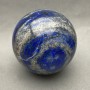 Kula suvenirova z naturalnego kamienia Lapis lazuli, średnica 73 (±) mm. waga 642 g