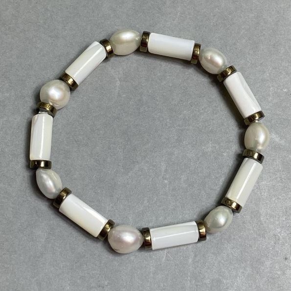 Bransoletka z pereł 7-9x7-8 mm Hematyt ronder 6x mm+- Muszla (perłowa) walec 13x6 mm+-, długość 18 cm typu strecz