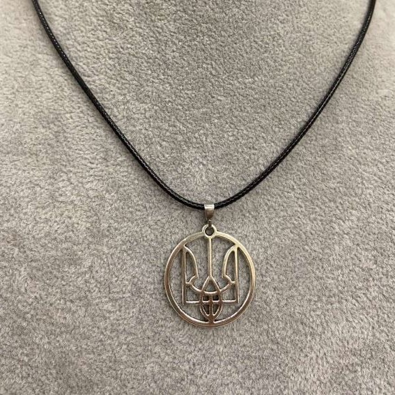 Wisiorek Tryzub w kole, średnica 25 mm+- srebrzysty metal na sznurku ze eko-skóry, długość 60 cm +5 cm łańcuszek