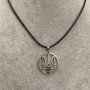 Wisiorek Tryzub w kole, średnica 25 mm+- srebrzysty metal na sznurku ze eko-skóry, długość 60 cm +5 cm łańcuszek
