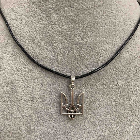 Wisiorek Trójząb 25×15 mm ± srebrzysty metal na sznurze ze sztucznej skóry ekologicznej, długość 60 cm +5 cm łańcuszek