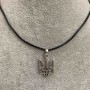 Wisiorek Trójząb 25×15 mm ± srebrzysty metal na sznurze ze sztucznej skóry ekologicznej, długość 60 cm +5 cm łańcuszek