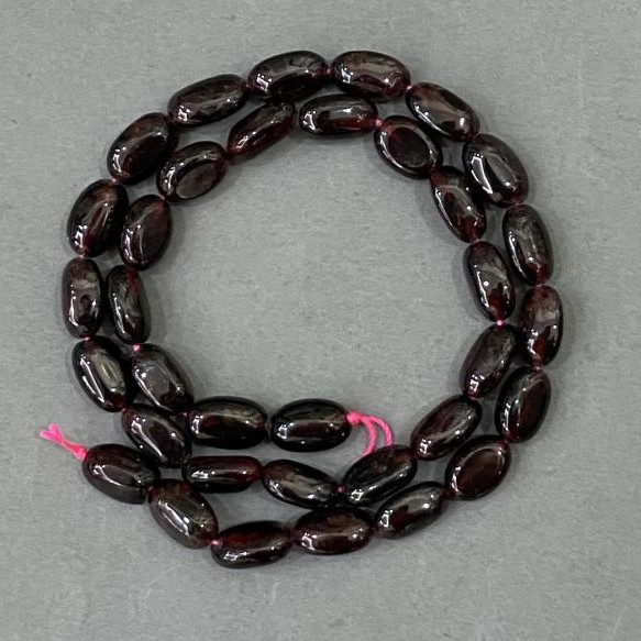 Granatowe koraliki z otoczakem 12×8 mm, długość 40 cm+