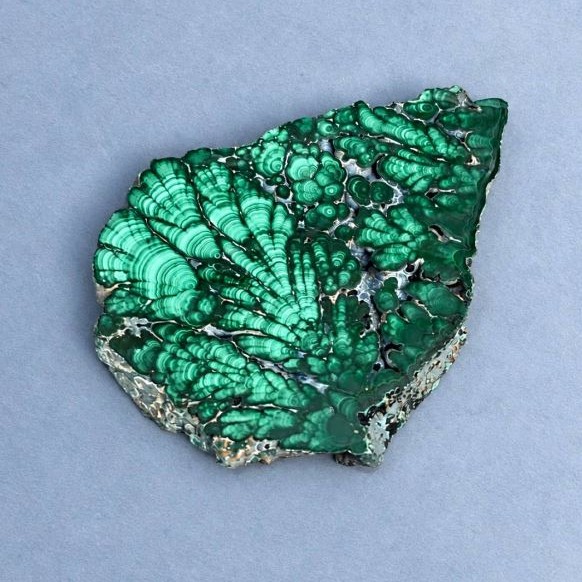 Pamiątkowa płytka z naturalnego kamienia malachit 85x66x10 mm +- waga 136 gram