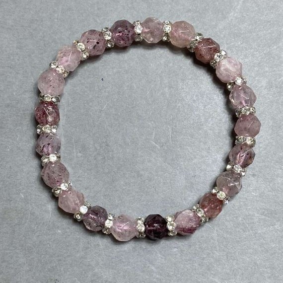 Bransoletka truskawkowy kwarc wielościan 8x7 mm ± z wstawkami, długość 18 cm ± na gumce (stretch)