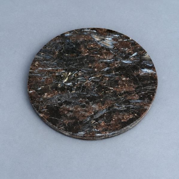 Płytka pamiątkowa z naturalnego kamienia Nuumit, średnica 103×10 mm± waga 280 g