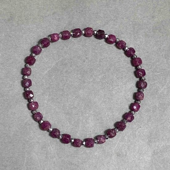 Bransoletka Rubin fasetowany sześcian, średnica 4 mm +-, koralik hematyt 2 mm +-, długość 18 cm +- , na gumce (strecz)
