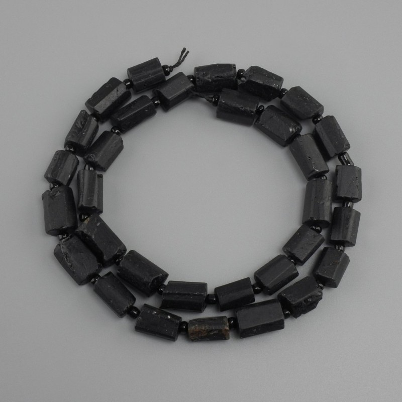 Koraliki Turmalin Szorl obrobiona cięta rąbek, średnica 9-11x7-8 mm+- koralik 3 mm+-, długość 39 cm+-