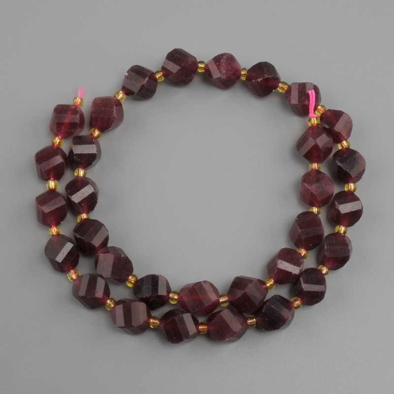 Koraliki Turmalin Rubelit fasetowany romb, średnica 10x8 mm ±, koralik 3 mm ±, długość 37 cm ±